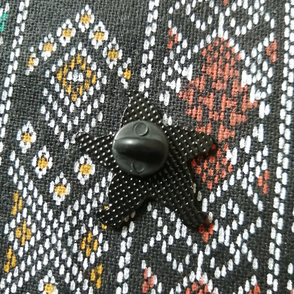 📍2/20$ Maggie Simpson Star Snowsuit Enamel Pin NWOT - Picture 3 of 5